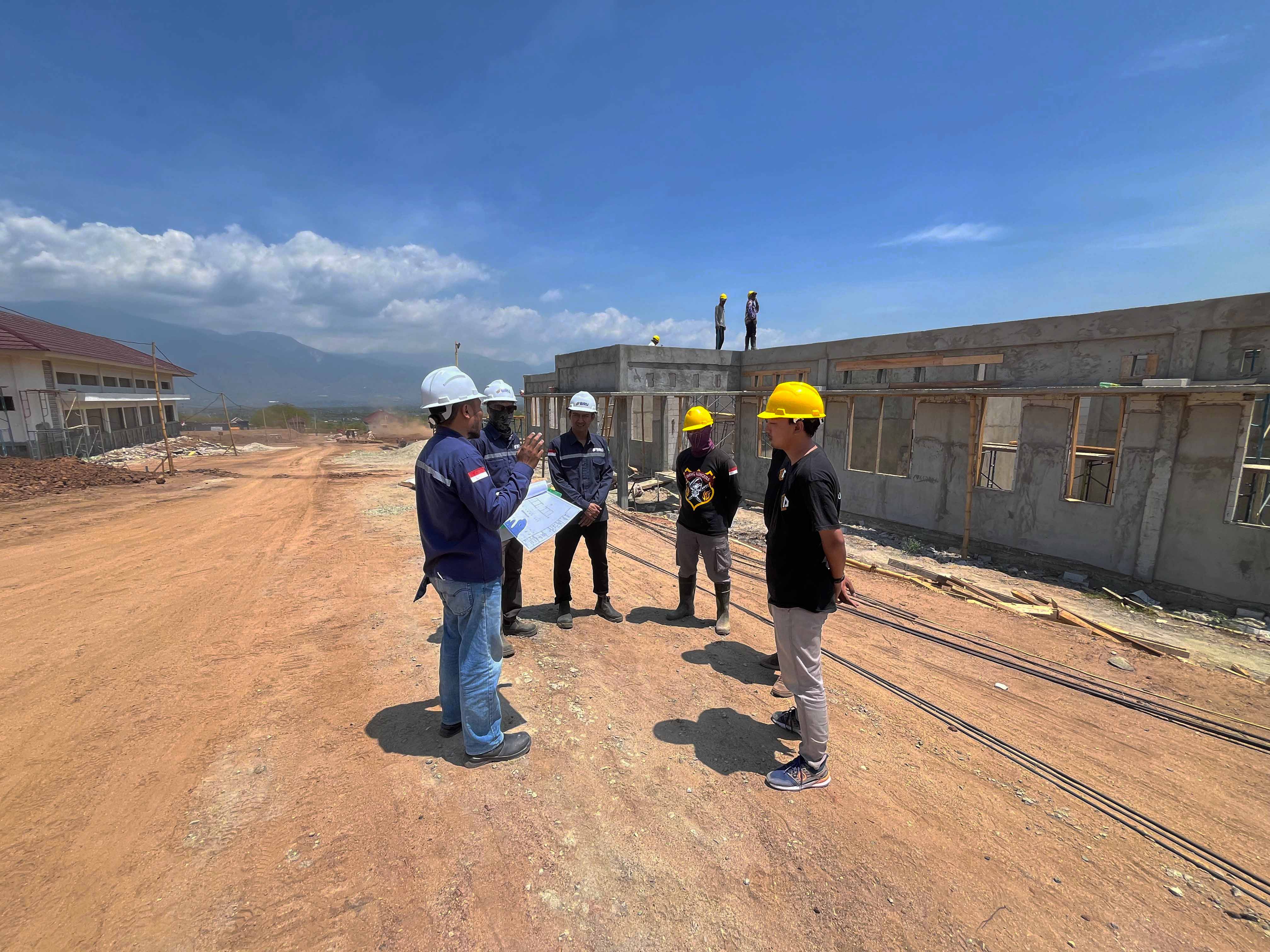 Diskusi Teknis di Lokasi Proyek
