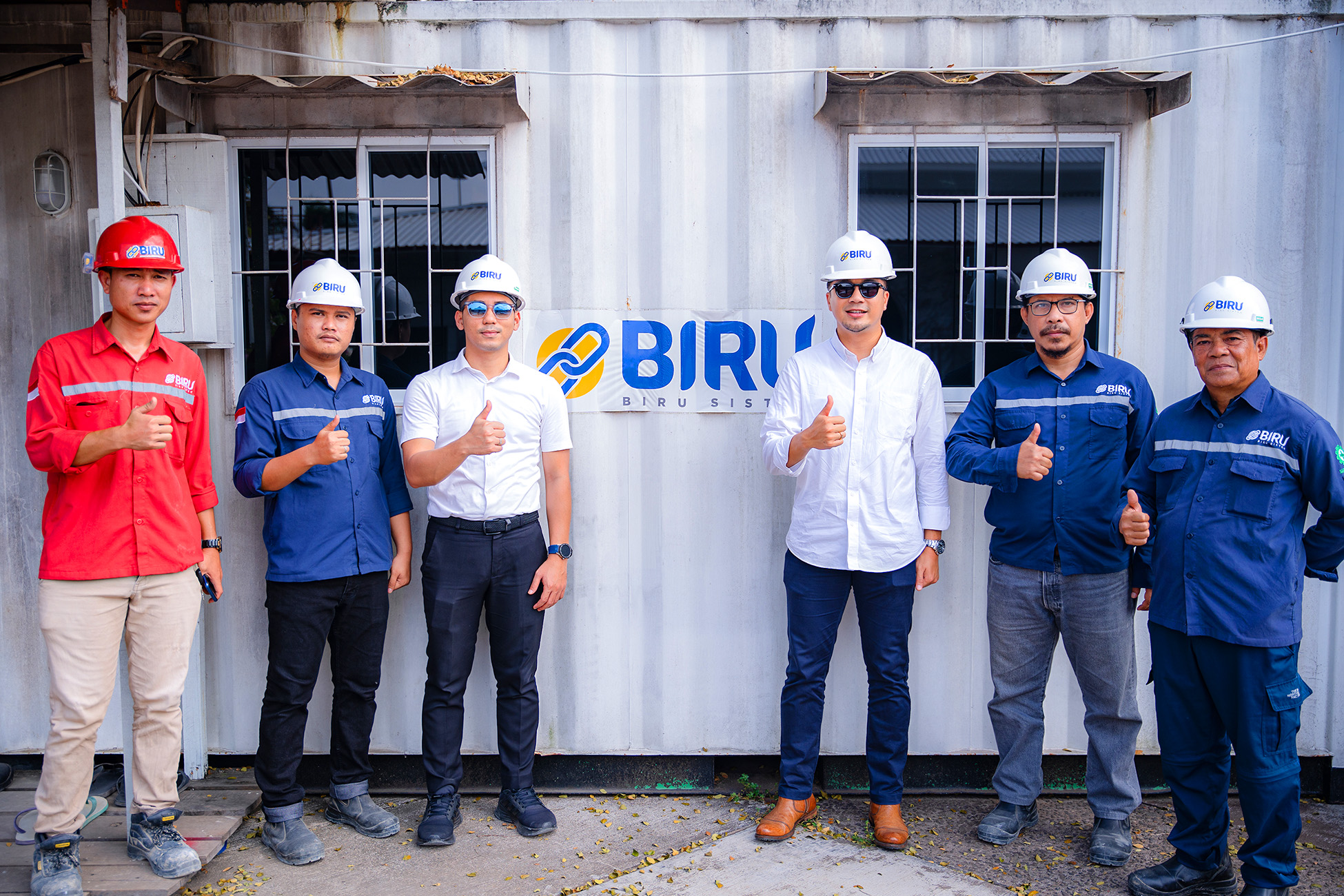 Foto Bersama Tim di Depan Kantor Lapangan
