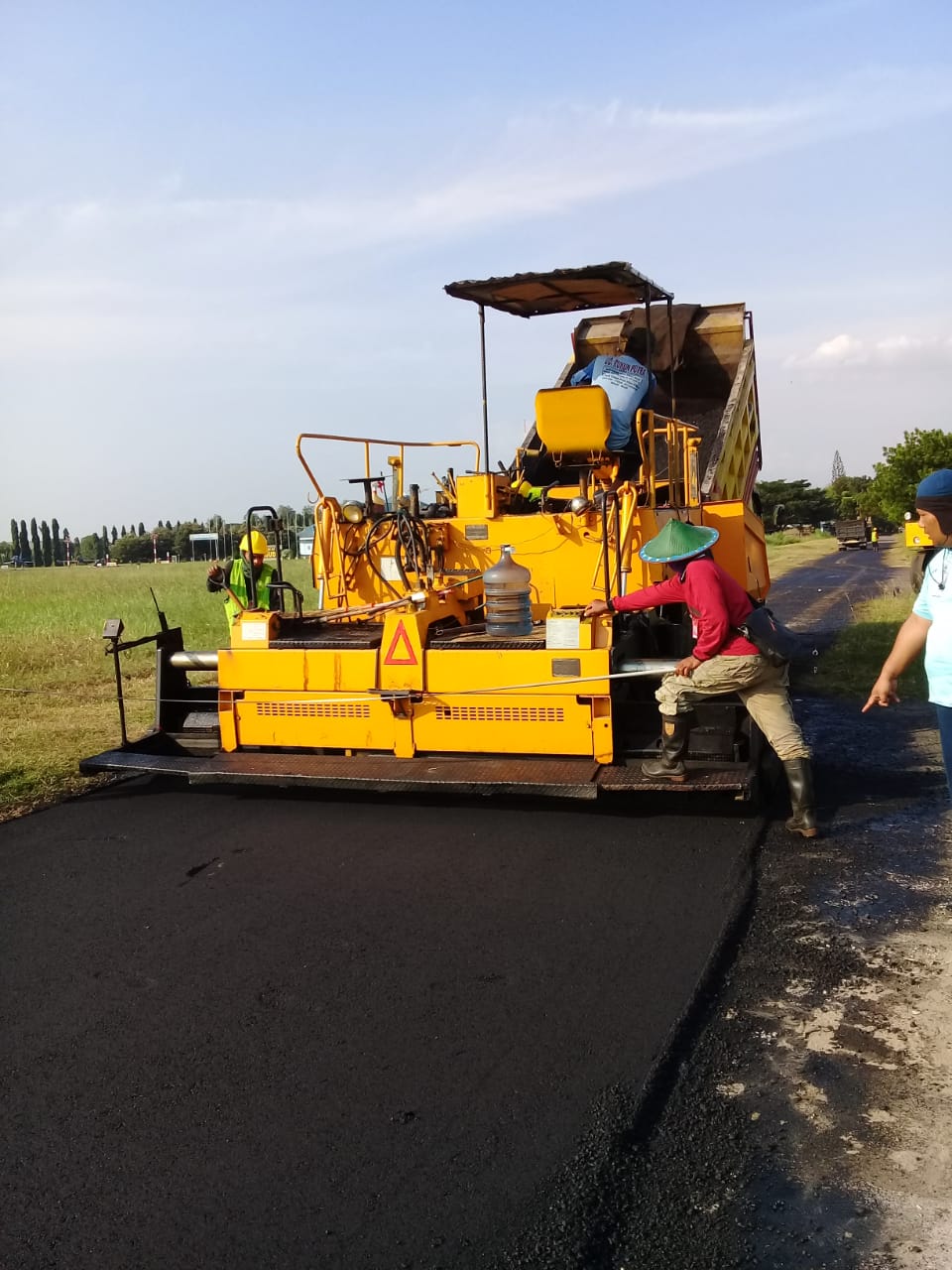 Pekerjaan Overlay Holding Bay Area Ujung Runway 35, 2 Lapis, di Lanud Iswahjudi