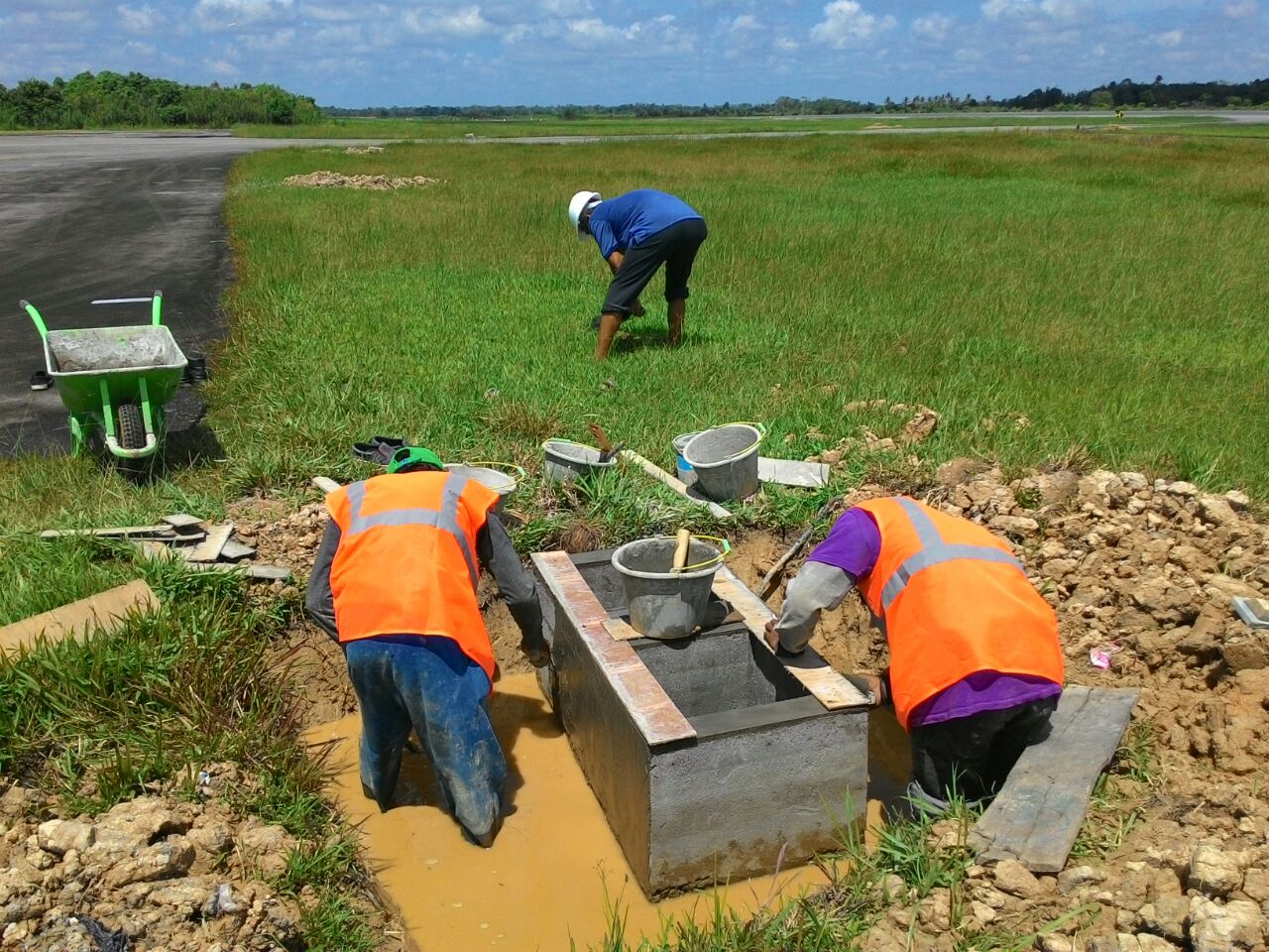 Pekerjaan Reinstalasi Taxiway Light Dan Apron Light Di Lanud Supadio