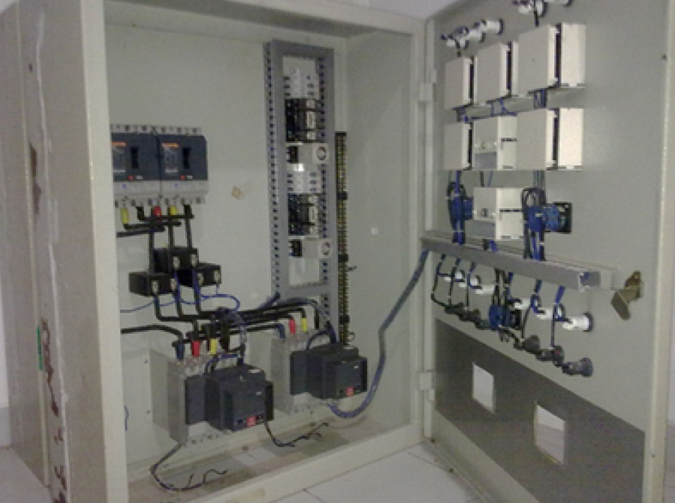 Panel Kontrol Listrik di Area Hanggar