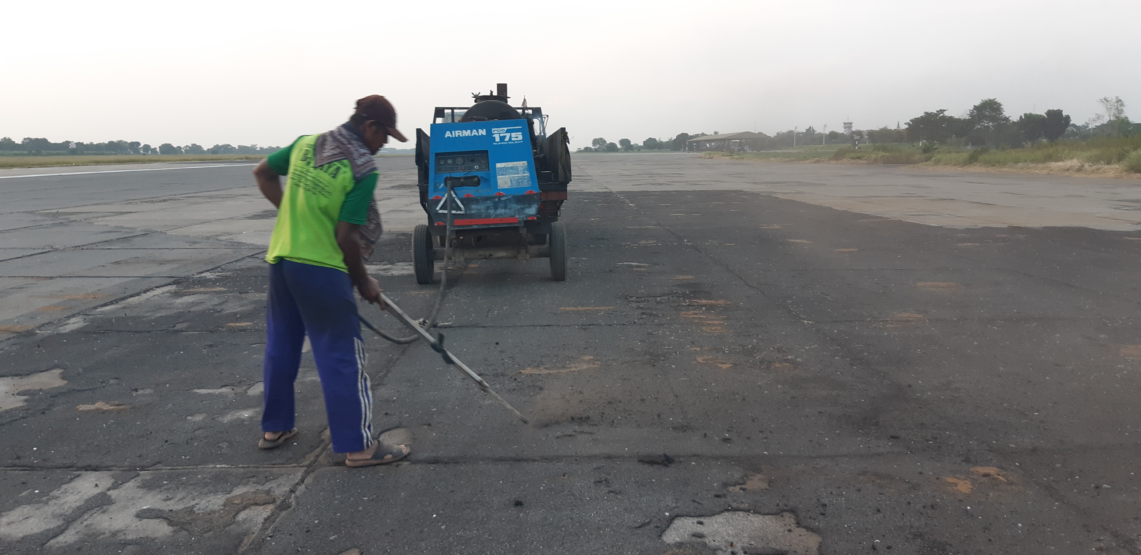 Pekerjaan Overlay Holding Bay Area Ujung Runway 35, 2 Lapis, di Lanud Iswahjudi
