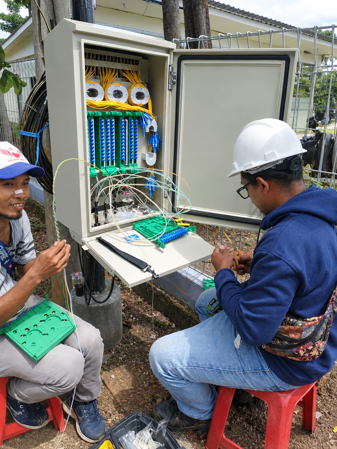 Penyambungan Fiber Optik pada Kabinet Distribusi