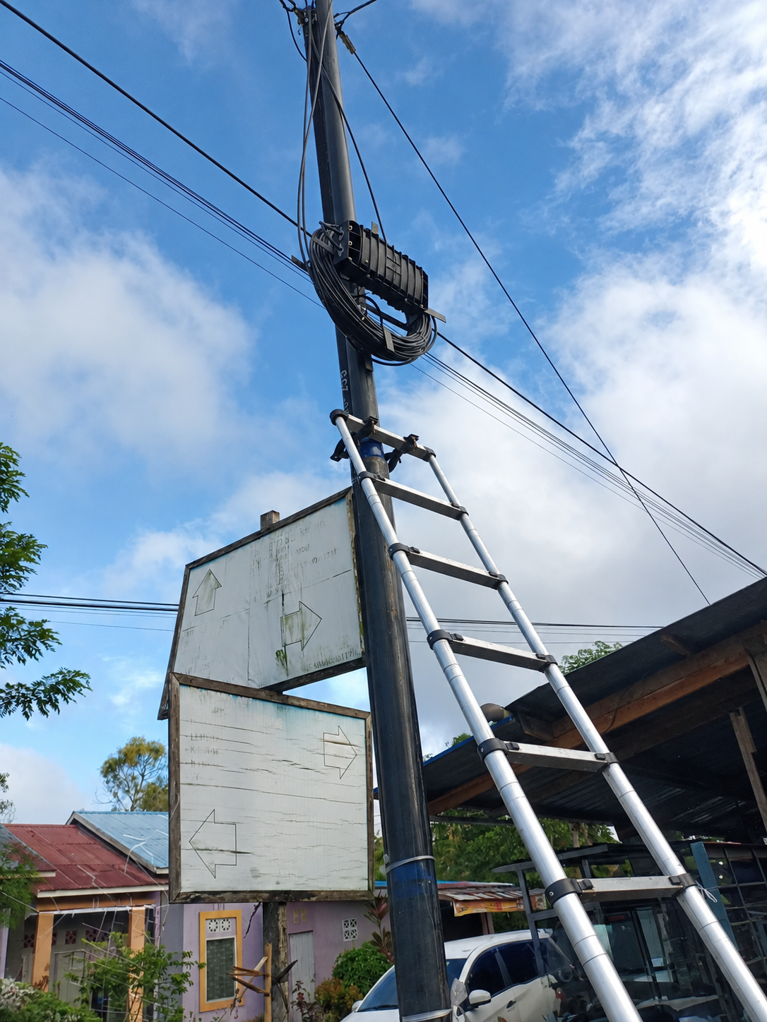 Proses Pemasangan Perangkat Jaringan pada Tiang