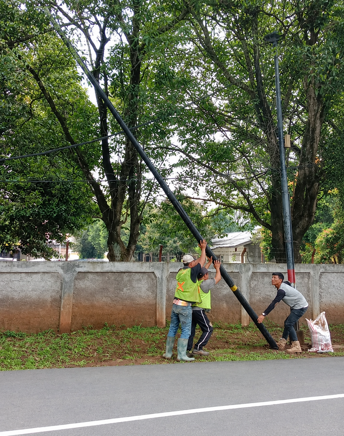 Pemasangan Tiang Jaringan