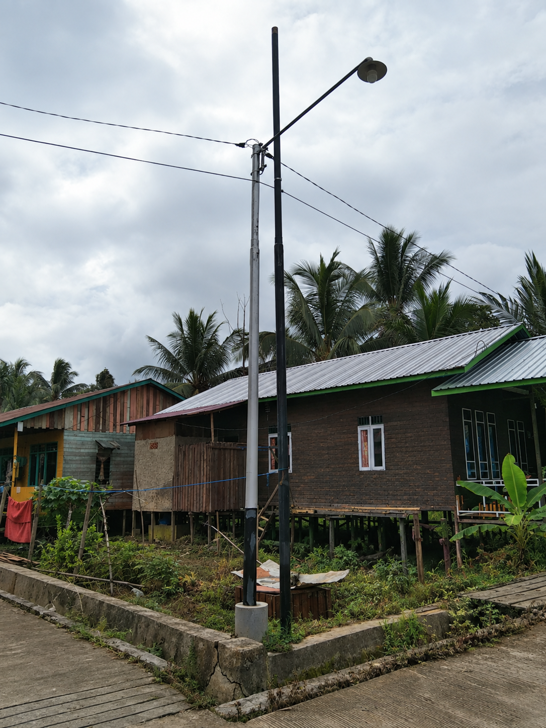 Tiang Jaringan Terpasang di Area Pemukiman