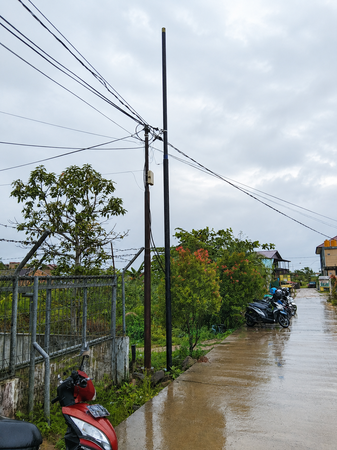 Pemasangan Tiang Jaringan di Kawasan Permukiman